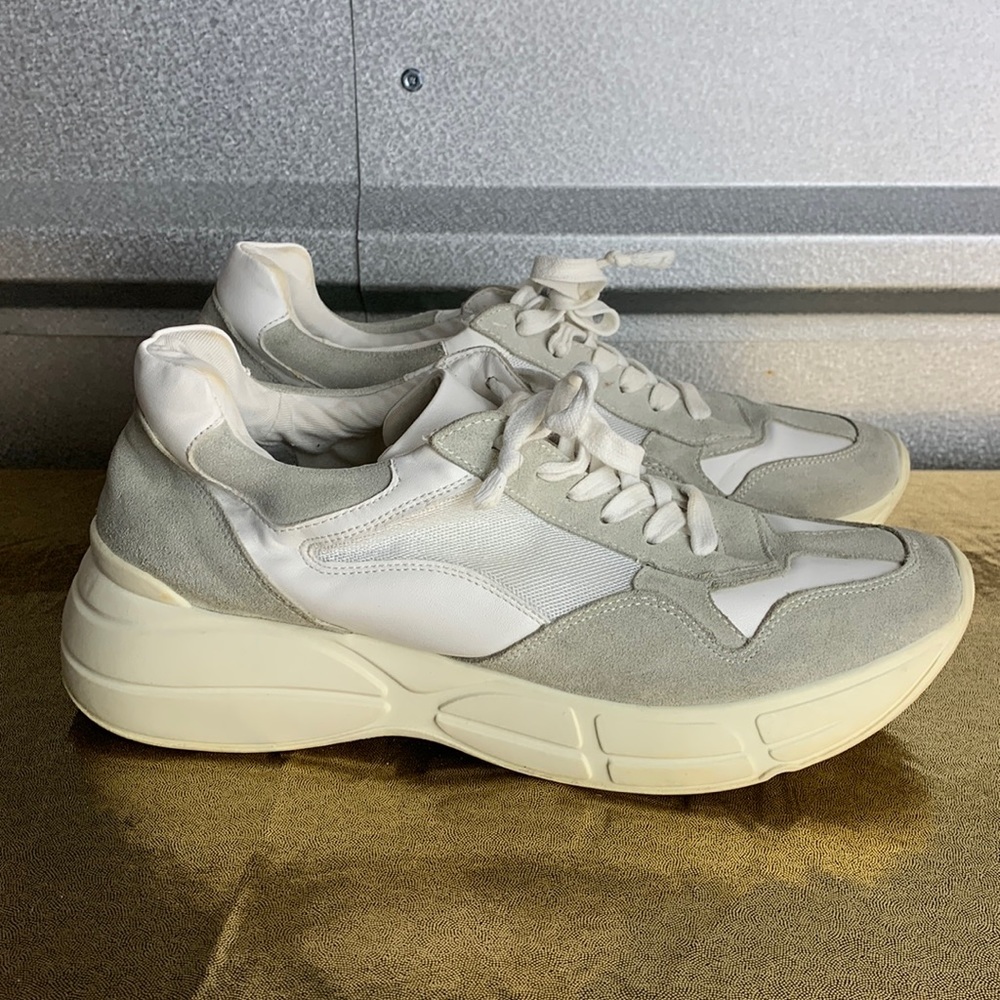 S29 STEVE MADDEN Chunky Gray & White Dad Shoes